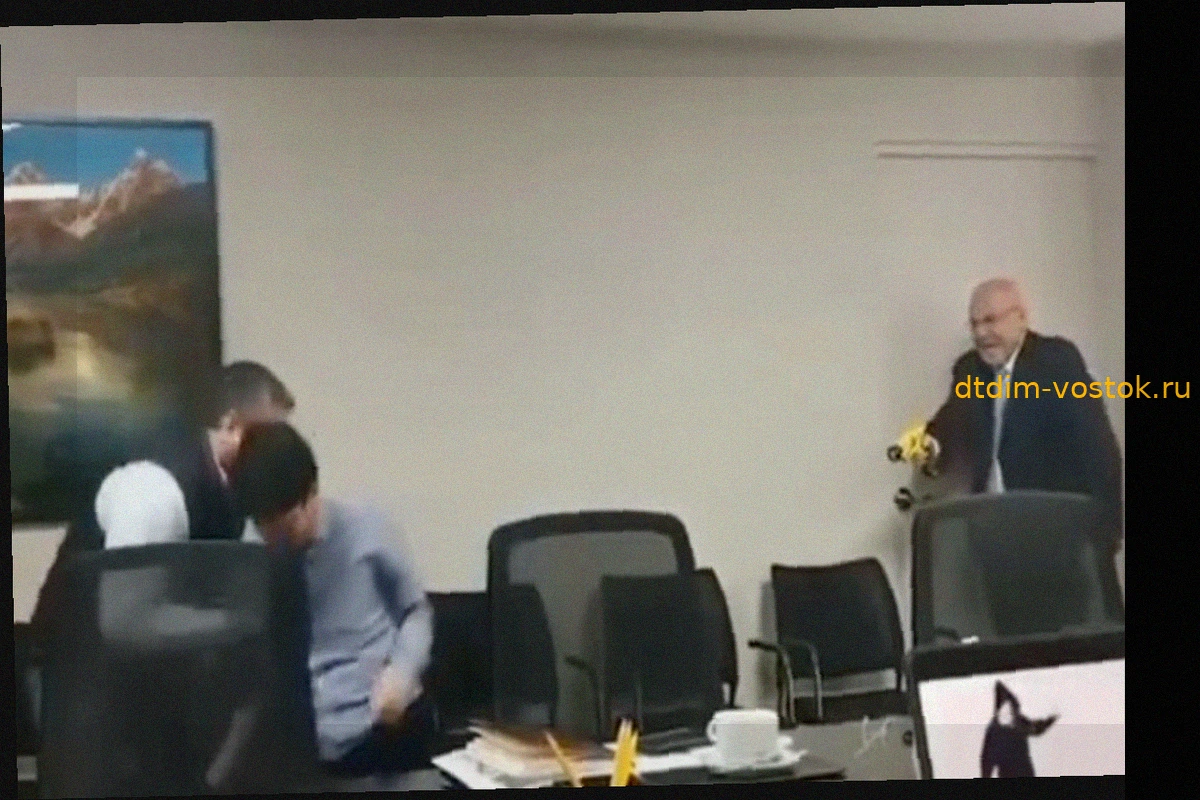 Мэр в Перу протестировал электрошокер на своем помощнике