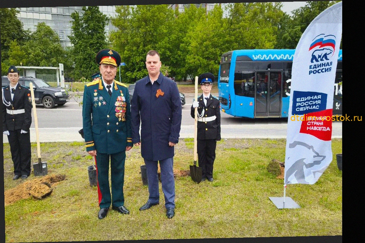 Герой России Эдуард Казымов и кадеты высадили «Сирень Победы» в Хорошево-Мневниках